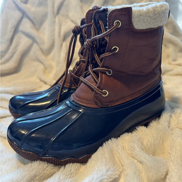Girls size 4 Adrienne vittadini duck boots - Picture 2 of 4